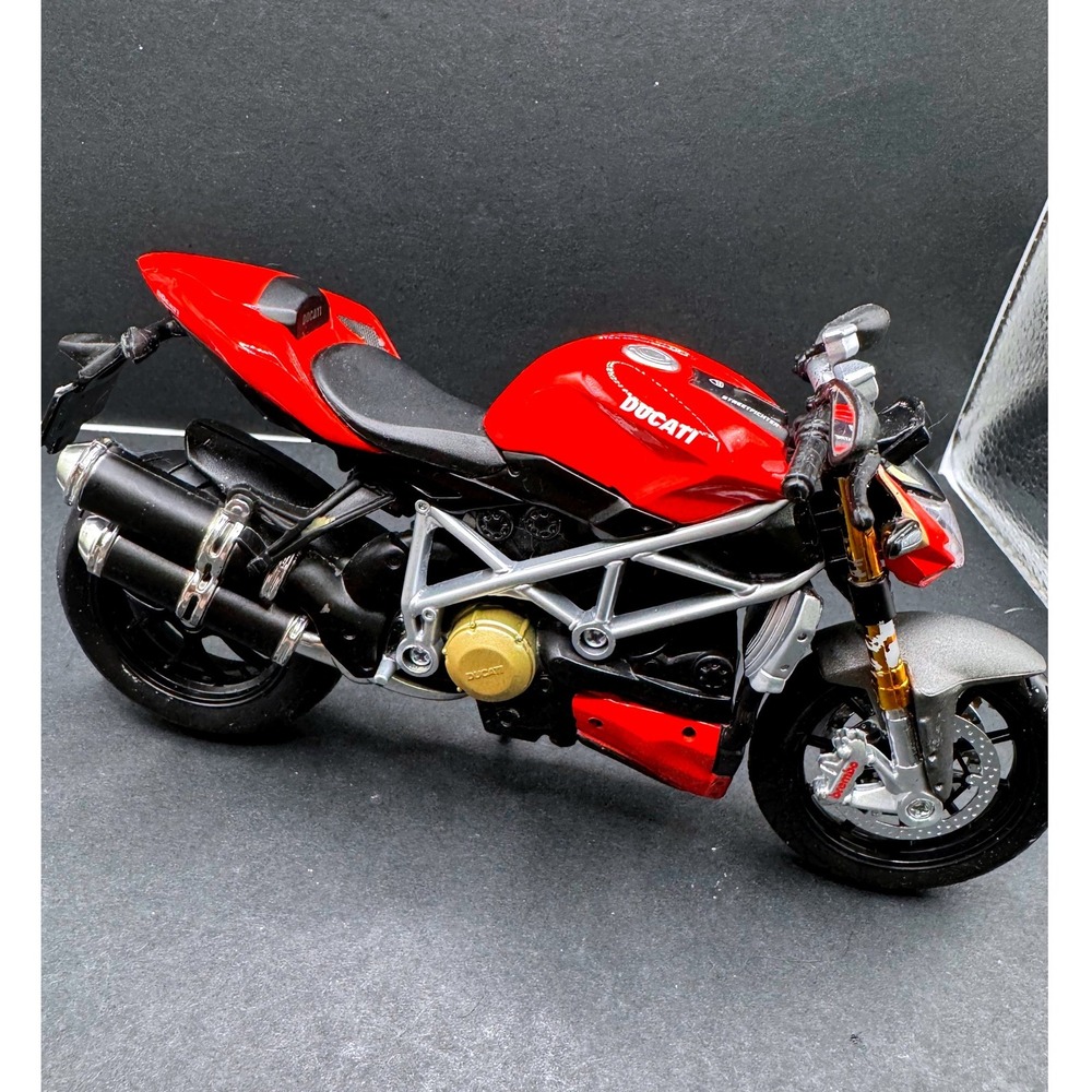 Maisto Ducati Streetfighter S Red 1:12 Scale Diecast Motorcycle Model Toy
